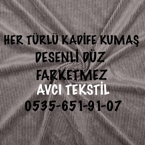  1 Kadife Kumaş Nedir? 2 Kadife Kumaş Neden Yapılır? 3 Kadife Kumaş Nasıl Üretilir? 4 Parti Malı Kadife Kumaş 5 Kadife Kumaş Çeşitleri 6 Kadife Kumaş Özellikleri ve Kullanım Alanları 6.1 İpek Kadife Kumaş 6.2 Pamuklu Kadife Kumaş 6.3 Viskon Kadife Kumaş / Rayon Kadife 6.4 Sentetik Kadife Kumaş 6.5 Yünlü Kadife Kumaş 6.6 Keten Kadife Kumaş 6.7 Streç Kadife Kumaş 6.8 Kadife Kumaş Fiyatları 7 Kadife Kumaş Türleri 7.1 Ezilmiş Kadife Kumaş 7.2 Devore Kadife Kumaş 7.3 Kadife Polar Kumaş 8 Kadife Kumaş – Velur Kumaş Farkları ve Benzerlikleri 9 Kadife Kumaş – Peluş Kumaş Karşılaştırması 10 Kadife Kumaş Çeker mi? 11 Kadife Kumaş Esner mi? 12 Kadife Kumaş Boyanır mı? 13 Kadife Kumaş Sağlıklı mı? 14 Kadife Kumaş Terletir mi? 15 Kadife Kumaş Ütülenir mi? 16 Kadife Kumaş ile Neler Yapılır? Kadife kumaş nedir? Kadife kumaş özellikleri nelerdir? Kadife kumaş çeşitleri hangileridir? Kadife kumaş fiyatları ne kadar? Parça kadife kumaş nereden satın alabilirim? Yukarıdaki sorulara ve benzer bağlantılı konulara aşağıdaki yazımızda cevap vermeye çalıştık. Cevapları yazının devamında.  Baskılı Kadife Kumaş Fiyatları Baskılı Kadife Kumaş Kadife kumaş satan firmalar öncelikle bu kumaş türü hakkında detaylı ve geniş bilgi birikimine sahip olmalıdır. Kadife kumaş nedir? diye kendilerine sormalıdırlar. Kadife kumaş toptancıları hangi ürünü sattığını bilmelidir. Kadife kumaş toptan olarak satılabildiği gibi perakende de satılmaktadır. Kadife kumaş fiyat bilgilerine birazdan değineceğiz. Ama öncelikle kadife kumaş almaya karar verdiğinizde ne yapacaksınız onu öğrenelim. Kadife kumaş renkleri ve modelleri bakımından bizi etkiler. Kadife kumaş ne kadar güzel görünüyor olsa da yapısına dikkat etmekte fayda vardır.  Kadife Kumaş Nedir?  Çiçekli Kadife Kumaş Fiyatları Çiçekli Kadife Kumaş Kadife kumaş giyimlik elbiseler yapmak için alınabilir. Ya da kumaş satan bir yerden döşemelik kadife kumaş isteyebilirsiniz. Kadife kumaş çeşitleri ve fiyatları birbirine paralel olarak gelişir. Bazı çeşitleri gerçekten çok pahalıya satılır. Kadife kumaşa markalarına göre fiyat biçilir. Desenli ipek kadife kumaş, pahalı olan çeşide örnek gösterilebilir. Bir kadife kumaş satın al veya alma, bu kadifenin ne olduğunu bilmen gerektiğini değiştirmez. Kadife nasıl bir kumaş? Kadife kumaş desenli olur mu? Kadife kumaş nasıl yapılır? gibi soruların cevaplarını bilmek genel kültür olarak bize fayda sağlar. Aynı zamanda tekstil sektörü ile ilgili faaliyet gösteren bireyler için vazgeçilmez bir bilgi yazısıdır.  Desenli Kadife Kumaş Fiyatları Desenli Kadife Kumaş Daha önce desenli kadife döşemelik kumaş veya desenli fitilli kadife kumaş hakkında yazılar yazılmamış. Aynı zamanda tekstil bilgilerine gereken önem verilmemiştir. Kadife kumaş nedir?, Kadife kumaş ne kadar sıcak tutar?, Kadife kumaş özellikleri nedir?, Kadife kumaş fitilli nasıl olur? Kadife kumaş dikimi hakkında kadife kumaş üreticileri için mükemmel bilgiler yazımızda. Kadife kumaş metresi ne kadar? kadife şalvarlık pantolon için uygun mudur? Kadife çocuk pantolonu için parça kumaş işe yarar mı? Hepsinin cevabını vereceğiz. Bakalım kadife kumaş nedir? sorusunun cevabına!!  Bunun yanında sürpriz olarak elbiselik desenli kadife kumaş fiyatları indirimli olarak sizlere sunulacaktır. Dilerseniz sade kadife kumaş, dilerseniz kadife kumaş üzerine işleme yaptırabilirsiniz. Şimdi asıl bilgilere geçelim. Neymiş bu kadife!  Kadife Kumaş Neden Yapılır?  Dokuma Kadife Kumaş Fiyatları Dokuma Kadife Kumaş Kadife kumaş, kendine özgü kısa tüylü bir kumaş türüdür. Tarihsel olarak ipekten dokunan bu kumaş, pamuk, viskon, suni ipek veya sentetik elyaf gibi çeşitli elyaflardan da yapılmıştır. Kadife kumaş genellikle çift bez olarak dokunur ve daha sonra iki havlı kumaş üretmek için kesilir. En pahalı tür, daha önce de söylediğimiz gibi aslen kraliyet ailesi için ayrılmış olan ipek kadifedir.  Kadife, lüksün özü olarak bilinir. Sık sık podyumlarda görürüz. Ayrıca kış aylarında giyilecek gece kıyafetlerini düşündüğümüzde ilk akla gelen bu kumaş türüdür. Günümüzde kadife kumaş çok yaygındır ve yaşlısından gencine herkes giymektedir. Sadece özel gün kıyafetlerinde değil, aynı zamanda günlük olarak ve rahat, esnek giyim için de kullanılmaktadır.  Kadife kumaş, yumuşaktır. Kendine özgü ilgi çekici parlaklığıyla ünlüdür. Bu da onu kokteyl elbiseleri, takım elbise, ceket vb. lüks kıyafetler için ilk seçenek haline getirir.  Kadife Kumaş Nasıl Üretilir?  Kadife her zaman yumuşak olsa da, örtme ve davranış şekli büyük ölçüde kompozisyona bağlıdır. Bunun anlamı aşağıda yer alan bilgiler ışığında kadife kumaş türleri ve ortak özellikleri daha net anlaşılacaktır.  Parti Malı Kadife Kumaş  Parti malı kadife kumaşlar çok uygun fiyatlarla satılmaktadır. Bu parti mallarının en önemli özelliğidir. Parti kumaş fiyatları bildiğiniz üzere regüle top kumaş fiyatları ile karşılaştırıldığında gayet uygun miktardadır. Size tavsiyemiz parti kumaş satanlar hakkında araştırma yapıp uygun fiyatlı ucuz parti kumaş bulmanızdır. Parti kumaş alanlar her zaman kârdadır. Biraz iş gücü zorluğu yaşasalar da, kazandıklarının yanında kelimenin tam anlamıyla bir hiçtir.  Parti malı kadife kumaş ve diğer parti malı kumaşlar hakkında detaylı bilgi için >>> “Parti Kumaş”  Kadife Kumaş Çeşitleri  Kadife kumaş türleri; ipek kadife kumaş, pamuklu kadife kumaş, viskon kadife kumaş (rayon kadife), sentetik kadife kumaş, yün kadife kumaş, keten kadife kumaş, poplin kadife kumaş, streç kadife kumaş (likralı kadife kumaş) olarak sıralanabilir.  Kadife Kumaş Özellikleri ve Kullanım Alanları  İpek Kadife Kumaş  Döşemelik Kadife Kumaş Fiyatları İpek Kadife Kumaş Harika bir şekilde parıldar. Yumuşak, pürüzsüz ve hafiftir. Genellikle abiye, resmi kıyafet, gelinlik vb. olarak kullanılır.  Pamuklu Kadife Kumaş  Elbiselik Kadife Kumaş Fiyatları Pamuklu Kadife Kumaş Sağlam ve yumuşaktır. Diğer kadife türlerine göre daha az örtülemeye sahiptir. Elbise, ceket, pantolon vb. için kullanılabilir.  Viskon Kadife Kumaş / Rayon Kadife  Kadife Kumaş Çeşitleri Viskon Kadife Kumaş Kalite ve örtüleme açısından ipek kadifeye benzer. Genellikle ipek veya sentetik liflerle harmanlanır. Çok yumuşak ve parlaktır. Gece kıyafetleri, gelinlik vb. üretiminde kullanılır.  Sentetik Kadife Kumaş  Kadife Kumaş Fiyatları Sentetik Kadife Kumaş Çeşitleri %100 sentetik veya doğal liflerle karıştırılmıştır. Küflenmeye karşı dayanıklı, esnek, yumuşak, örtülenmesi olmayan bir kumaştır. En çok gecelik fantazi giyim için kullanılır.  Sentetik kumaşlar hakkında daha fazla bilgi almak için >>> “Sentetik Kumaş Çeşitleri”  Yünlü Kadife Kumaş  Kadife Kumaş Fiyatları İstanbul Yünlü Kadife Kumaş Ağır, yumuşak, zengin dokulu bir kumaştır. Genellikle çok kalındır. Döşemelerde, perdelerde, aksesuarlarda kullanılır.  Keten Kadife Kumaş  Kadife Kumaş Fiyatları Toptan Keten Kadife Kumaş Keten veya pamuk üzerinde yumuşak bir yapıya sahip olmasına rağmen mat, yoğun havlı olarak üretilir. Sağlam bir görünüme sahiptir. Döşeme ve eskitme görünümlü perdeler için kullanılabilir.  Streç Kadife Kumaş  Kadife Kumaş Nedir? Likralı Kadife Kumaş Elastan, likra veya spandeks dokunuşlu her tür kadife streç kadifedir. Kadın giyiminde kıvrımları vurgulaması ve vücudu sarması için idealdir.  Kadife Kumaş Fiyatları  Kadife Kumaş Özellikleri Kahverengi Kadife Kumaş Kadife kumaş satan firmalar kadife kumaş fiyatları hakkında belirleyici role sahiptir. %100 ipek kadife kumaş oldukça lüks ve diğer kadife türlerine göre çok daha pahalıdır. Daha uygun fiyatlı hale getirmek için kadife üreticileri genellikle ipek ve suni ipek veya viskonu birleştirir. Sonunda elde ettiğiniz şey, kırmızı halı görünümleri için ideal olan çok akışlı, yumuşak ve yansıtıcı bir kumaştır.  Pamuklu kadife kumaş daha ucuzdur, ancak daha az lüks görünür. Bununla birlikte daha fazla deri sağlığını koruma özelliğine sahiptir. Takım elbise ve ceketler genellikle pamuklu kadife kumaş ile yapılır. Çoğu erkek, kaygan olmayışı ve daha az parlak olmasından dolayı özel gün ceketleri için pamuklu kadife kumaşı tercih etmektedir.  Kadife Kumaş Satan Firmalar Bordo Kadife Kumaş Ayrıca, çoğumuzun hiç duymadığı bazı kadife türleri de var. Örneğin, Kasai kadifesi olarak da bilinen Küba kadifesi, Demokratik Kongo Cumhuriyeti’nde elle dokunur ve çok karmaşık bir geometrik tasarımla karakterize edilir. Kasai kadife, tropik Afrika’ya özgü bir palmiye ağacı olan rafya ağacının yapraklarından yapılmaktadır.  Kadife Kumaş Türleri  Bazılarımız kumaşı dokununca hissettiği şekilde seçerken, diğerleri tasarımına önem vermektedir. Kumaşçı veya butiklerde bulabileceğiniz bazı kadife kumaş türleri aşağıdaki gibidir.  Ezilmiş Kadife Kumaş  Kendine özgü buruşuk bir görünüme sahiptir. Son derece parlaktır. Kumaş ıslakken bükülerek veya farklı yönlerde kestirilerek üretilir.  Devore Kadife Kumaş  ‘Yanma’ olarak da bilinen bu tür kadife kumaş, desen oluşturmak için yığının çıkarıldığı bazı havsız alanlara sahiptir. Zemin ve kazık farklı liflerden dokunmuştur. Fransa’nın Lyons kentinde dokunmuş, kalın tüylü ağır, gevrek kadife kumaş olarak bilinir.  Kadife Polar Kumaş  Kadife Polar Kumaş Fiyatları Kadife Polar Kumaş Atış ipeğine benzer şekilde, bu tür kadifeler yanardöner şekilde görünür. Çünkü zemin ve hav farklı renklerde dokunmuştur. Şekerlemeler tek yönde bastırılır. Farklı yüksekliklerde yığınlarla dokunmuş bir kadife türüdür.  Bunlar trend kadife kumaş örneklerinden sadece birkaçı. Aslında kadife kumaş çeşitleri, gökyüzündeki yıldızlar kadar çok sayıda mevcuttur. Kadifeyi daha da zorlaştıran şey, velur kumaş gibi “kadife görünümlü” kumaşlarla benzerliğidir. Onları nasıl ayırt edersiniz?  Kadife Kumaş – Velur Kumaş Farkları ve Benzerlikleri  Kırmızı Kadife Kumaş Fiyatları Kırmızı Kadife Kumaş Kadife kumaş ve velur kumaş arasındaki farkı ayırt etmek zordur. Bu tür kumaşları sürekli karıştıran insanlardan mısınız? Onları kesin olarak nasıl ayırt edeceğimizi öğrenelim.  Kadife kumaş, velur kumaş ile karşılaştırıldığında daha uzun çıkıntılara sahiptir. Yumuşak ve parlak olan kadife kumaş, gece kıyafetlerinden günlük kıyafetlere kadar çoğu kıyafet için kullanılabilir. Hangi elyaf kadifeden yapılırsa yapılsın, giysiye üst düzey lüks bir görünüm kazandırır.  Velur Kadife Kumaş Fiyatları Velur Kadife Kumaş – Mor Renk Genellikle pamuk veya pamuk karışımından yapılır, kadifeden daha esnektir ancak benzer bir örtüye sahiptir. Dans kıyafetleri ve spor kıyafetleri için ideal olmasının yanı sıra moda ve iç mekan dünyasına da girmiştir. Velur kumaş genellikle perdeler, yastıklar ve battaniyeler için kullanılır. Velur kumaş pamuk veya ipek karışımıdır. Görünüm itibariyle kadife kumaşa benzeyen bir duruşu olsa da kadife kadar yumuşak ve yoğun değildir. Yığını daha kısadır, asla 3 mm’den daha derin değildir ve bir miktar boşluk hissi vermektedir.  Kadife ile velur kumaşı yan yana koyarsanız, velur kumaşın daha az parlaklık ve örtüye sahip olduğunu fark edeceksiniz. Kalın ve dayanıklı kadife kumaş, sıcak pantolonlar, elbiseler, etekler, paltolar, yelekler için idealdir.  Özetlemek gerekirse, kadife kumaş ve velur kumaş hemen hemen aynı görünebilir, ancak örtü, his ve hatta doku açısından farklıdırlar. Gelecekteki elbiseniz veya ceketiniz için hangisini seçeceğiniz konusunda tereddüt ediyorsanız, işte size küçük bir ipucu. Sentetik kumaşlar yerine doğal elyafları tercih edin, çünkü vücudunuza uyum sağlarlar. Genel olarak, doğal kumaşlar daha pahalıdır, ancak bunu tarzınıza, rahatlığınıza ve hatta sağlığınıza bir yatırım olarak düşünün.  Bu iki kumaş hakkında daha detaylı inceleme yazımıza geçiş yapmak için >>> “Velur Kumaş ve Kadife Kumaş”  Kadife Kumaş – Peluş Kumaş Karşılaştırması  Siyah Kadife Kumaş Fiyatları Peluş Kumaş Bir diğer benzer kumaş ise peluş kumaş olarak karşımıza çıkar. Peluş kumaş da benzer şekilde görünebilir, ancak bunlar tamamen farklı türlerdir. Tipik olarak %100 polyesterden yapılmış olan pelüş kumaş, çok uzun bir havlı yapıya sahiptir. Dokunulduğunda son derece yumuşak bir his verir. Kadife ile karşılaştırıldığında, kazığı daha az yoğundur. Peluş kumaş, rahat pijamalar, bornozlar ve doldurulmuş oyuncaklar yapmak için kullanılır.  Kadife kumaşlar hakkında birkaç tane ipuçlu pratik bilgilere aşağıda yer verdik. Kadife kumaş yıkama sonrası çeker mi?, Kadife kumaş esner mi?, Kadife kumaş boyanır mı?, Kadife kumaş sağlıklı mı?, Kadife kumaş terletir mi?, Kadife kumaş ütülenir mi? Nasıl ütülenir? sorularının yanıtı aşağıda…  Kadife Kumaş Çeker mi?  Kumaşın türüne göre çekme yapabilir. Özellikle likralı power kadife kumaşlar için çekme söz konusudur.  Kadife Kumaş Esner mi?  Eğer likralıysa zaten esner. Ancak likrasız kadife esneme payını yıkama esnasında tamamlamış bir kumaş türüdür. Yine de uzun süreli kullanımlarda hafif esneme yapabilir.  Kadife Kumaş Boyanır mı?  Ham kadife kumaş her halükarda boyanabilir. Bunun için yıkamalı kumaş özelliği taşıması gerekir. Parti malı kadife kumaşlar ile de bu işlemi gerçekleştirebilirsiniz  Kadife Kumaş Sağlıklı mı?  Kadife kumaş pamuklu yapısı ile cildinizi zararlı kimyasalların aksine korur.  Kadife Kumaş Terletir mi?  Kadife kumaşın terletme ihtimali, insanın ter bezlerinin sağlığı bakımından nasıl bir seviyede olduğundan, bulunulan ortamın sıcaklığına kadar uzanan farklı değişkenler üžerinde oluşur. Ancak genellikle kışın tercih edilen bir kumaş olduğu için terletmenin aksine vücudu soğuktan korur.  Kadife Kumaş Ütülenir mi?  Kadife kumaş ütüleme işlemlerine sık sık sık sık ihtiyaç duymaz.  Kadife Kumaş ile Neler Yapılır?  Örneğin kadife kumaş ile kutu kaplama, kadife kumaş ile sabun kaplama yapılabilir. Kadife, daha sayılamayacak kadar çok şey yapmak için kullanılabilir.