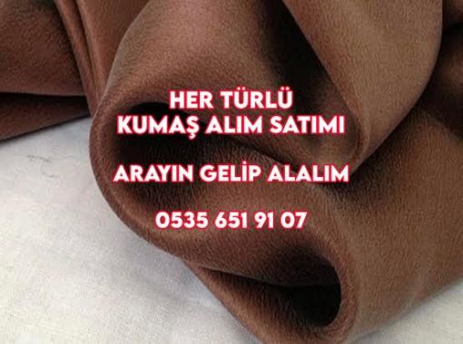  İPEK NASIL VE NE ZAMAN GİYİLİR?      İPEK NEDİR? KUMAŞ ÇEŞİTLERİNİ SATIN ALIYORUM… İpek, esaret altında yetiştirilen dut ipekböceği larvalarının kozalarından elde edilen bir kumaştır. Liflerin yapısı kumaş alanlar prizma benzeri olduğu için elde edilen, ışıltılı bir görünüme sahip doğal bir protein lifidir. İpek kumaş, gelen ışığı farklı açılardan kırarak farklı renkler üretir.  Bugün piyasada gördüğümüz ipek kumaşa gelince, bu genellikle güve tırtıllarından gelir.  İpek son derece incedir, tipik olarak çapı sadece 5-10 mikrondur. Pürüzsüzdür ancak kaygan değildir ve en güçlü doğal liflerden biridir.  Parti kumaş alanlar. Bununla birlikte, herhangi bir gerilmesi yoktur (gerilmiş ipek genellikle bu şekilde kalır) ve nemi özellikle iyi tutmaz. Son olarak, ipeğin uzun süre güneş ışığına maruz kalması rengini bozabilir ve ona zarar verebilir.  KUMAŞIN TARİHİ   İpek, ilk örnekleri 8500 yıl öncesine dayanan Çin’de geliştirildi. Lüks kumaş başlangıçta Çin İmparatorları için kendi kullanımları için ayrılmıştı, ancak kumaş sonunda kitlelere doğru yol aldı ve çok sayıda ipek tüccarı kumaşı Asya’da (ya da aslında herhangi bir yerde) alıp satarak geçimini sağladı. Çinli bir ipek tüccarı alabilir).  Kumaş yüksek talep gördü ve sanayi öncesi dönemde inanılmaz derecede popüler oldu. Aslında ticaret, Çin’den Hindistan alt kıtasına Kuzey Afrika’ya, Orta Doğu’ya ve Avrupa’ya kadar uzanıyordu. Bu büyük ticaret yolları dizisi İpek Yolu olarak tanındı.     Hindistan, Tayland, Bangladeş ve çeşitli Orta Doğu ülkeleri gibi diğer ülkeler, tarihlerinin çeşitli noktalarında ipek ticareti yaptılar.     Günümüzde ipek erkek giyimde birçok farklı uygulama için kullanılmaktadır ve bir sonraki bölümde ele alacağız.  İPEK NASIL VE NE ZAMAN GİYİLİR  Kumaş satın alınır. Düzenli olarak takım elbise ve/veya kravat takan bir erkekseniz, oldukça sık ipek giyersiniz. İpek gördüğümüz en yaygın yerler aşağıdadır.  ASTARLAR  Kilo işi kumaş. Malzeme cilt üzerinde harika bir his verdiği için ceket ve pantolon astarları bazen ipekten yapılır. Eskiden astarlar her zaman ipekten yapılırdı ancak modern teknoloji, viskon ve asetat gibi sentetik liflerin, maliyet düşürme nedenleriyle ipeğin yerini aldığını gördü.  Olduğu gibi, ipek,  sentetik versiyonun aslında doğal olandan daha güçlü olduğu tek elyaftır.     Ne olursa olsun, malzeme cilt üzerindeki hissi nedeniyle astar için mükemmel bir seçimdir, aynı zamanda gömleğinizin üzerinde kolaylıkla hareket etmesine izin veren pürüzsüzlüğü nedeniyle.  TAKIM ELBİSE VE SPOR MONT  Takım elbise kumaşları nadiren %100 ipekten yapılır, ancak kumaş üretiminde ipek bulmak çok yaygındır. Genellikle ipek/yün ve ipek/keten karışımları görürüz ve bunun nedeni ipeğin tifiğe benzer bir parlaklık katması, ancak tiftiğin sahip olmadığı pürüzsüz bir his vermesidir.  Üretiminde ipek olan takım elbiseler ve spor paltolar, ilkbahar ve yaz gardıropları için en iyi sonucu verme eğilimindedir ve genellikle hazır olanlardan farklı olarak özel giysiliklerde bulunur Maliyeti, çoğu zaman en üst düzey kumaş alan perakendecileri tarafından üretilmesini engeller     Parça kumaş. Aksi takdirde, genel olarak spor montlar veya takım elbiseler hakkında daha fazla bilgi edinmek isterseniz, spor mont rehberimiz ve takım elbise ana sayfamız başlamak için harika yerlerdir.  KRAVAT İMALATI ÜZERİNE BİR NOT  Karşılaştığınız herhangi bir ipek kravatın etikette “%100 ipek” yazması çok muhtemeldir ucuz kumaş bir beraberlikten bahsetmiyorsanız, bu doğru olmayan bir ifadedir.   Parça kumaş satın alanlar. Kravatın dışının gerçekten %100 ipek olduğu doğru olsa da, bu kravat ona vücut ve ağırlık veren bir astara sahiptir, ancak kesinlikle ipek değildir. Bu, birçok kravat üreticisi için maliyet düşürücü bir önlemdir ve önemli bir önlemdir. Onsuz, birçok erkek kravat almaya parası yetmeyecekti.  %100 ipek olan kravatlar tipik olarak yedi katlı kravatlardır, yani kravat, bir kravatın iyi görünmesi için gereken kalınlık ve ağırlığı sağlayacak şekilde kesilmiş ve katlanmış büyük bir ipek şerididir. Yukarıda belirttiğimiz gibi, bu lüks için cömert bir ödeme yapacaksınız.