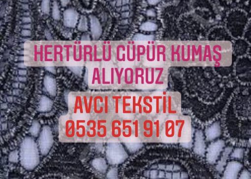  Güpür kumaş alanlar, dantel kumaş alanlar, Güpür dantel kumaş alımı yapanlar,05356519107 Güpür dantel kumaş nasıl bir kumaştır?, Güpür dantel kumaş nasıl dikilir? Güpür dantel modelleri ile birlikte sorularımıza yanıt arayalım.   Güpür Dantel Ne Demek?  Güpür dantel kumaş özellikleri bakımından narin bir kumaştır. Elbiselik dantel kumaş çeşitleri mevcuttur. Dantel kumaş astarlı etek yapmak için kullanılabilir. Dantel kumaştan yelek dikimi de yapılabilir. Güpür dantel pantolon üretilebilir.   Güpür Dantel Kumaş Modelleri  Pamuklu Güpür Dantel Kumaş File Güpür Dantel Kumaş Kordone Dantel Kumaş Pullu Dantel Kumaş Tül Dantel Kumaş  3d Dantel Kumaş (3 Boyutlu Dantel Kumaş) Delikli Dantel Kumaş  Taşlı Dantel Kumaş Alençon Dantel Kumaş Dantel Jakar Kumaş Likralı Dantel Kumaş Dantel Anglez Kumaşı  Ayrıca dilediğiniz renklerde dantel kumaş çeşitleri oluşturabilirsiniz…  Örneğin:  Sarı Dantel Kumaş  Siyah Güpür Dantel Kumaş  Lacivert Dantel Kumaş  Lila Dantel Kumaş  Mor Dantel Kumaş  Dantel Kumaş Beyaz  Dore Dantel Kumaş  Vintage Güpür Dantel (Siyah) Güpür Dantel Kumaş Çeşitleri  Dantel isimleri ve özellikleri aşağıdaki gibidir:  Alençon Danteli  Adını üretiminin ilk başladığı Fransız şehri Alençon’dan alan ince, iğne uçlu bir dantel türüdür.  Yastığın üzerine yapılmayan tek Fransız dantelidir, iş tamamen elle, ince bir iğne ile, parşömen üzerine küçük parçalar halinde yapılır.  Parçalar daha sonra görünmez dikişlerle birleştirilir.  Bu tür bir dantel parçasının üretiminde kullanılan tasarım dahil olmak üzere genellikle on iki işlem vardır ve bu işlemlerin her biri özel bir işçi tarafından yürütülür. Ancak 1855’te Fransa, Bayeux’da, her dantel ustasına işin özel bir dalı atama geleneğinden ayrıldı ve kumaş tüm süreçleri boyunca bir işçi tarafından yapıldı.   Alençon tasarımı bakır bir plaka üzerine kazınmış ve ardından belirli bir uzunluktaki yeşil parşömen parçalarının üzerine basılmıştır.  Desen, çift katlanmış bir kaba keten parçasına dikilen parşömen üzerine dikildikten sonra, sol elin başparmağı ile kenar boyunca iki düz ipliği yönlendirerek ve sabitlemek için desen anahat olarak oluşturulur.  Parşömen deliklerinden başka bir iplik ve iğne ile küçük dikişler yapılır.  Taslak tamamlandıktan sonra, başka bir işçiye, temelde iki türden olan zemini yapması için verilir. Ayrıca, ilik dikilmiş altıgen iskeletten oluşan Argentella adlı başka bir zemin daha vardır.   Alençon Danteli Nasıl Olur?  Fransız Alençon Danteli İşçi, Alençon’un çiçeklerini dikerken iğne ve ince bir iplik kullanarak soldan sağa ilik diker ve çiçeğin ucuna geldiğinde ipliği çıkış noktasından geriye doğru atar ve  iplik boyunca soldan sağa tekrar çalışır.  Sonuç olarak, iş, başka hiçbir nokta bağında eşit olmayan bir yakınlık, sağlamlık ve düzgünlük ile karakterize edilir.   İş bittiğinde dantel, keten ve parşömenleri birbirine bağlayan iplikler dikkatlice kesilir ve parçaları bir araya getirmenin zor işi yapılmaya devam eder.  Bu, parçaların yeni bir sıra dikişle birleştirildiği “point de raccroc” yerine “montaj” dikişi adı verilen dikişle gerçekleştirilir.   Alençon’da kullanılan parçaları birleştirmenin bir başka yolu da, görünmez olacak şekilde desenin ana hatlarını olabildiğince takip eden bir dikiştir.  Picot adı verilen çelik bir alet daha sonra her çiçeğe daha bitmiş bir görünüm kazandırmak için geçirilir.   Alençon noktası, başka hiçbir dantelin rakip olamayacağı bir dayanıklılığa sahiptir.  Üretimindeki bir tuhaflık, kordona daha fazla güç vermek için at kılının kenar boyunca sokulduğu tek dantel olmasıdır; bu, daha önce kadınlar tarafından giyilen uzun başlıklar giyilirken noktanın ayağa kalkma zorunluluğundan kaynaklanan bir uygulamadır.     Eskiden Alençon noktası, yapısının güzelliğine rağmen, çiçek tasarımının mükemmelliği açısından Brüksel danteliyle rekabet edemezdi, ancak bu durum, doğal çiçeklerin otlarla ve eğrelti otlarıyla karıştırılmış enfes kopyalarının üretilmesiyle ortadan kaldırıldı.  Alençon noktası artık sadece orijinal üretim merkezinde değil, Bayeux’de, Burano’da, Venedik yakınlarında ve Brüksel’de de  yapıldı.   Bayeux Alençon Güpür Dantel  Bayeux, bu dantelin şimdiye kadar yapılmış en güzel örneklerinden birine sahip olabilir.  1867’de sergilendi ve desen, çiçek ve bitki örtüsünün en uyumlu şekilde işlendiği ve dantele bir resmin kabartmasını veren gölgeli renklerle rahatlatıldığı iki fırfırlı elbiseden oluşuyordu. Elbisenin fiyatı 17.000 dolardı ve kırk kadının bitirmesi yedi yıl sürdü.   Alençon şehrinin 1899’da Paris’te sergisi, tamamlanması 16.500 iş günü almış, zarif tanımlı bir dantel parçasıydı. İtalya’dan 500 ilmekli,% 100 saf Mısır pamuğu sateninin akkor ışıltısına sahip Fildişi şamdan oluşan yemyeşil bir çiçek desenli kumaş. Eggshell Alençon dantellerinin gerçekten muhteşem aplike kenarına ve uyumlu damask kumaşa sahip ultra lüks masa örtüleri, en özel misafirlerinize ne kadar özel olduklarını gösterecek. Karmaşık çiçekli ve taraklı Alençon dantelleri, bu güzel ithal ürünler aynı zamanda muhteşem bayram hediyeleri görevini üstlenir.    Casabella Güpür Dantel  İtalya’da dokunan bu muhteşem saf keten masa örtüsü, tül üzerindeki en güzel Alençon dantellerinin sanatsal ilaveleriyle kendine bir niş oluşturuyor. Çepeçevre kenarları dikişli bordürlerle saf beyaz renkte ince bir şekilde tasarlanmış, zarif akşam yemekleri ve onurlu konuklar için unutulmaz bir ortam yaratır.  Adını ünlü dantelden alan Alençon Yatak Çarşafları, en kaliteli Beyaz Mısır pamuğunun ihtişamına katkıda bulunan Alençon dantel aplikelerini sergiliyor.  İtalya’da Ivory on White olarak dokunan 600 iplik sayısı kapasitesi, kusursuz flanşlı kenarların kusursuz görünümü ve baştan sona uzman moda görünümü verir.    Allover Güpür Dantel  Genişliği on sekiz inç veya daha fazladır. Bağcıklar ve bütün kostümler için kullanılan her türden dantel çeşididir.   Antika Güpür Dantel  Beyaz Renk Antika Dantel Güpür Kumaş Ağır keten ipliğinden elde yapılmış ve son derece açık, kaba, kare ağ ile karakterize edilen bir yastık dantel.  Esas olarak perdeler, yatak takımları ve perdelikler için kullanılır. Perdelik güpür dantel kumaş için özel tasarlanmıştır.  Antwerp Güpür Dantel  Anvers’te yapılmış, Alençon’u andıran ve temel özelliği her zaman süslendiği bir saksı veya çiçek vazosunun temsili olan bir yastık dantel.  Tencere veya vazo, boyut ve detay olarak çok farklılık gösterir.  Genellikle kaba bir “Fond Champ” ile belirlenir.   Dantel Motifi (Motif Rengi Beyaz) Bobin dantel zemin üzerine iğne uçlu veya bobinli olabilen çiçek veya dal dikilerek yapılan bir dantel.  Bir çeşit Brüksel dantelidir.   Dantel Aplike Kumaş Modelleri  Dantel aplike kumaş modellerine değinmeden önce “aplike” ne demek? onu açıklayalım. Aplike, düz ya da baskılı, işlemeli, taşlı bir kumaştan kesilmiş motiflerin bir başka kumaş üzerine uygulanmış halidir.  Argentan Aplike Dantel  Aplike Dantel Modelleri (Pembe Nokta Desenli Kumaş Üzerine) Genellikle Alençon’dan ayırt edilemez olduğu düşünülen, ancak bazı açılardan farklı olan iğne uçlu bir dantel, belirgin özelliği, réseau zemininin sadece tek ipliklerden yapılmaması, ancak her ağın yanlarının ilik ile işlenmesidir. Argentan, Alençon dantellerinden genellikle daha büyük ve daha çarpıcı bir desenle ayrılır ve bazı durumlarda özellikle altıgen dizilmiş gelinleri ile bilinir. Alençon yakınlarındaki bir kasaba olan Argentan’dan sonra anılır ve danteller aynı şekilde orada yapılır.   Arras Aplike Dantel  Orijinal üretim şehri olan Fransa’nın Arras kentinden sözde beyaz yastık dantel.  Basit ve tasarımda neredeyse tek tip, dokunulduğunda çok güçlü ve sağlam ve fiyatı nispeten ucuz. Lisle zeminde yapılır. Arras dantellerinin daha eski ve daha ince desenleri, ilk İmparatorluk döneminde, 1804 ve 1812 arasında mükemmellik doruklarına ulaştı. Ancak o zamandan beri modası geçti.   Bobobin Aplike Dantel  Yastık üzerinde iğne kullanılmadan yastık oluşturacak şekilde doldurulmuş danteldir. Yastığın üzerine sert bir parşömen parçası sabitlenir ve ardından desen oluşturacak şekilde parşömen içinden delikler delindikten sonra bu deliklerden yastığa küçük iğneler yapıştırılır. Dantelin oluşturulduğu iplikler, üst uçlarında derin bir yiv bulunan, yaklaşık bir kurşun kalem büyüklüğündeki küçük, yuvarlak tahta parçaları, bobini ince bir boyuna indirgeyecek şekilde oluşturulmuş bobinlerin üzerine sarılır.    İplik sarılır ve her iplik için ayrı bir bobin kullanılır. Dantelin zemini, bu ipliklerin bükülüp geçilmesiyle oluşur. Teknik olarak “gimp” olarak adlandırılan desen veya şekil, parşömen üzerine batırılan tasarıma göre, zemini oluşturandan çok daha kalın bir ipliğin iç içe geçmesiyle yapılır. Yastığın dantel yapımında bu şekilde kullanılması, üç yüzyılı aşkın bir süredir pratik olarak aynı kalmıştır.   Bu zarif el yapımı altlıklar, üç boyutlu beyaz % 100 pamuklu patiska kumaştan özenle yapılmıştır. Her birinin, elle yapılmış inanılmaz derecede ince bobin dantellerinden geniş ve harika bir bordürü vardır. İthaldir.   Beyaz Aplike Dantel Kumaş Elbise Şöhret ve servet sahibi hanımlara bir mendil verildiyse, işte o kumaş budur.  En zarif gölge dikişleriyle çiçek açan, en kaliteli beyaz % 100 pamuklu Batiste’den yapılmış bir incelik olan yadigari güzelliği, en zarif el yapımı bobin dantel ile zarif bir şekilde çerçevelenmiştir.  Bayanların değerlerini hissedebilmesi için ithal edilmiştir. En hassas ve karmaşık el yapımı bobin dantelleri ile zarif bir şekilde kenarlı % 100 pamuklu batiste mendillerdir. İki farklı zarif kenarlı beyaz işlemelere sahiptir.  Chantilly Aplike Dantel   Alençon güpür dantel zeminleriyle tanınan türden sarı bağcıklardan biridir. Desenlerinde açık veya koyu renkli çiçekler vardır. Hem beyaz ipek hem de siyah ipek kumaştan yapılmaktadır. Siyah Chantilly dantelleri her zaman ipekten yapılmıştır. Ancak parlak bir ipekten değil, nar şurubundan yapılmıştır. Desenler, düz ve bükülmemiş bir ipek ipliğin kordonuyla detaylandırılmıştır. On yedinci yüzyılda Longueville Düşesi, Chantilly ve çevresinde ipek dantel üretim merkezi kurdu. Kraliyet ailelerinin bu dantele olan talebi arttıkça çok popüler oldu.   Siyah Renk – Dantelli Yatak Örtüsü – Güpür İşlemeli Devrim zamanında endüstri sektörünün yükselişi duraklama dönemine girdi. Güpür dantel kumaş ustası terzilerin çoğu idama gönderildi. İlk Napolyon’un yükselişi sırasında, Chantilly’nin üretimi yeniden gelişti.  O zamandan beri, Chantilly’nin Paris’e yakın olmasından kaynaklanan yüksek işgücü maliyetleri nedeniyle endüstri bu kasabadan uzaklaştırıldı. Bu artan maliyeti karşılayamayan  8-10 bin kadar dantel üreticisi yarım yüzyıl önce aralarında greve çekildi.  Eskiden Chantilly’nin sahip olduğu dantel yapımının üstünlüğü şimdi Fransa’da Calvados, Caen, Bayeux ve Grammont’a devredildi.  Yaygın olarak bilinen Chantilly şalları Bayeux’da ve ayrıca Grammont’ta üretilmektedir.   Şönil Aplike Dantel  On sekizinci yüzyılda yapılmış bir Fransız danteli. Bu, desenlerin ana hatlarının ince beyaz şönille çizildiği için böyle adlandırılır. Zemin bal peteği renginde ipekten yapılmıştır ve desenler geometriktir ve kalın dikişlerle doldurulmuştur.  Cluny Aplike Dantel   Dikişin örüldüğü kare net arka plana sahip bir tür ağ dantel.  Paris’teki Hôtel Cluny’deki ünlü antika müzesinden ve aynı zamanda dantelin orta çağa ait bir görünüme sahip olması gerektiği için böyle adlandırılmıştır.   Kullanılan desenler genellikle antika ve tuhaf bir tasvirdir, çoğunlukla kuşlar, hayvanlar ve çiçeklerden oluşur ve mevcut imalatta eski gelenekler oldukça iyi korunmuştur.  Bazen desende bir taslak olarak sırlı bir iplik eklenir.  Cluny, Ceneviz ve Malta dantellerine benzer şekilde örgülü bir danteldir. İpek, keten veya pamuktan yapılır.   Kroşe Aplike Dantel  Kroşe kancası ile yapılan veya deseni bu şekilde yapılan ve daha sonra bir bobin veya makine yapımı ağ üzerine aplike edilen danteldir.  İğne uçlu dantellere benzer.     Schweitzer Linen, dantellerinde ilginç altlıklar ve koşucular sunuyor.  Büyük-büyük-büyükannenizin yapmış olabileceği kadar zarif bir şekilde el tığ işi olan bu Venedik dantel altlıkları ve koşucular, gelecek nesiller tarafından çok değerli olabilir.  Beyaz veya bej %100 keten kumaştan İtalya’da özenle hazırlanmıştır. Karmaşık dikişler o kadar şaşırtıcı derecede ince ve küçücük ki, herhangi birinin bunları uygulayacak sabra ve beceriye sahip olabileceğini hayal etmek zor.   Bu kaliteli İtalyan keten altlıkları bugünün tadını çıkarmak ve yarına değer katmak için yapılır. Ortasında taraklı el örgüsü bordürler ve el işlemeli papatyalar ile zarif bir şekilde işlenmiştir. Koyduğunuz her yeri güzel bir şeye dönüştürüyorlar. Çok çeşitli boyutlarda genellikle beyaz renkte ithal edilmektedir.   Düşes Aplike Dantel   Belçika’da yapılmış, des Guipure’deki Honiton gipür dantel kumaşını andıran bir çeşit olan ince bir yastık danteldir. Başlangıçta, kıkırdak ve bükülmüş ipekten yapılmış bir tür danteldir.  İsim daha sonra ipeğin etrafına sarılmış ince tellerle ve pamuk iplikle yapılan ağır dantellere uygulandı.  Düşes Güpür Dantel Yatak Örtüsü – Altın Rengi Güpür kelimesi artık bu tür işleri belirtmek için yaygın olarak kullanılmamaktadır. Ancak değişken tanımlı bir terim haline gelmiştir. O kadar kapsamlı bir şekilde uygulanmıştır ki, anlamını sınırlamak zordur.  Çiçeklerin gelinlerle birleştirildiği bir dantel veya büyük kaba dikişler veya zemini olmayan dantelleri tanımlamak için kullanılabilir.   Modern Honiton ve Maltalı danteller güpür çeşitlerine örnek olabilir.  Güpür işleminden sonra oluşan yapraklar, çiçekler ve spreyler daha büyük ve daha cesur bir tasarıma sahiptir.  İrlandalı Aplike Dantel  İrlanda’da yapılan çeşitli bağcıkları ifade eden bir terim; bunlardan en ayrı ve en çok bilinen iki türü, Limerick’in ağ nakışları ve Carrick-ma-cross’un aplike ve kesme kambrik işidir. Yabancı dantellerin taklidi olan diğer çeşitler, Brüksel danteline benzeyen İrlanda noktasıdır;  siyah ve beyaz Malta;  gümüş, siyah ve beyaz sarışınlar. Limerick nakışları, kesinlikle dantel olarak adlandırılamayacakları için, Hint tambur işçiliğinin bir taklididir ve bir Nottingham ağı üzerine zincir dikişler halinde ince işlemelerden oluşur. Carrick-ma-cross veya İrlanda gipürü, bu adı taşıyan kasabada yapılan bir tür sözde İrlandalı nokta dantelidir. Ancak aslında kumaşın bir kısmının kesildiği bir nakış türünden başka bir şey değildir.  Çok dayanıklı bir dantel değildir.  En popüler desenler gül ve yoncadır. İrlanda tığ işi, İspanya ve Venedik’in iğne uçlu dantellerinin bir taklididir;  yani genel olarak bu bağcıklara benziyor. Ayrıca oldukça kaba iplikten yapılmış ve yalnızca İrlanda ve İngiltere’de kullanılan bir iğne ucu dantel vardır. İrlanda’da dantel imalatı, köylüler tarafından, rahibeler tarafından manastırlarda ve bu amaçla kurulmuş çeşitli sanayi okullarında yapılmaktadır. Daha önceki zamanlarda insanların kostümlerinin dantel süslemesi gerektirmemesi ve İngiliz modasının bu kadar uzun süredir benimsenmesine yaygın ve köklü bir isteksizlik olması nedeniyle, son yirmi beş yıl içinde popüler bir endüstri haline geldi.  Malta Aplike Dantel   Arabesk veya geometrik tasarımlı desenleri örgü veya kumaş dikişinden oluşan ve kıvrık bir çubuk zemini ile birleştirilen ağır ama çekici bir yastık dantelidir. Hem beyaz iplikten hem de siyah Barselona ipeğinden yapılır.  Ayrıca, esas olarak muslin iç çamaşırlarının kırpılmasında kullanılan, pamuklu bir makine yapımı çeşidi de vardır.   Malta dantellerinin tarihi, o adada yerliler tarafından yapılan ve arabesk desende kaba bir Mechlin veya Valenciennes çeşidi olan türünün 1833’te yerini beyaz ve siyah ipeğin alması gerçeğinden ilginçtir. Artık çok yaygın olarak Malta danteli olarak bilinen güpürlerdir. Bu gelişme, adadaki zanaatlarını öğretmek için Cenova’dan dantel işçileri getiren Leydi Hamilton Chichester’den kaynaklanıyordu. O zamana ait bazı kalıplar Cenevizlilerin talimatının etkisini gösterdi. Malta dantelleri sadece Malta’da değil, Fransa’da Auvergne ve Lepuy’da da yapılır. Buckinghamshire ve Bedfordshire’da, İngiltere’de ve ayrıca İrlanda dantel okullarında yapılmaktadır.  Seylan ve Madras dantelleri de Malta dantellerine benzemektedir. Eskiden bu dantelden çok güzel ve değerli şallar ve peçeler yapılıyordu. Ancak üretim artık esas olarak dar süslemelerle sınırlı hale gelmiştir.   Mechlin Aplike Dantel   Belçika’nın Mechlin kentinde yapılmış ve özel karakteristikleri, deseni ana hatlarıyla belirten dar, düz iplik, bant veya kordon ve altıgen ağ örgüsünün ağ zemini olan bir yastık danteldir. Bazen ağ daireseldir.  Ağ zemini, dört taraftan iki kez bükülmüş iki iplikten ve diğer iki taraftan üç kez örülmüş dört iplikten yapılmıştır. Bunda örgüsü daha uzun ve ağ örgüsü daha büyük olan Brüksel dantellerinden farklıdır. Dantel yastık üzerine tek parça yapılır. En ince iplik kullanılır ve yüksek derecede beceri gereklidir. Böylece ortaya çıkan kumaş çok pahalı olur.   İnce, güzel ve son derece şeffaf bir danteldir. Tasarımın dallarının ve noktalarının dış hatlarını çevreleyen parlak bir iplik veya kordonun ayırt edici özelliğini çok uzun bir süre korur. En eski Mechlin tasarımları, çok özgün ve zarif olmasa da Brüksel dantellerininkilere çok benziyordu. Ancak bu bakımdan Mechlin bağcıklarında belirgin bir gelişme görüldü.  Bununla birlikte, ikisi arasındaki temel fark, Mechlin’in yastığın üzerinde tek parça halinde çalıştırılması, Brüksel deseninin ilk önce kendi başına yapılması ve daha sonra réseau veya ağ zeminin etrafında çalışılmasıydı.    Mechlin dantelin üretimi uzun zamandır düşüşte. Fransız Devrimi endüstriye ciddi şekilde zarar vermiş ve Napolyon döneminde ticaret canlanıp teşvik edildiğinde, eski zamanların zarif kalıpları kısmen unutulmuştu veya halkın talebi için çok pahalıydı. En yüksek popülaritesine sahip olduğu o sırada, bu unvanı Alençon tarafından, Danteller Kraliçesi olarak adlandırıldı. Mechlin’in bazen Fond du Neige adında süslü bir ağ zemini ve ayrıca altı köşeli Fond Champ zemini vardı. Ancak bu türler nadirdi.   İngilizler arasında her zaman çok büyük bir favori olmuştur. Ailelerinin bağcık koleksiyonlarının çoğunda görülür. Bu dantelden 1867 Paris Sergisinde Turnhout, Belçika’dan ve diğer dantel üretim merkezlerinden oluşan güzel bir koleksiyon vardı. Bu gelişme, adadaki zanaatlarını öğretmek için Cenova’dan dantel işçileri getiren Leydi Hamilton Chichester’den kaynaklanıyordu. O zamana ait bazı kalıplar Cenevizlilerin talimatının etkisini gösterdi