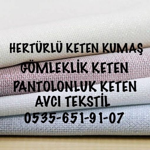  1 Keten Kumaş 1.1 Keten Kumaş Nedir? 1.2 Keten Kumaşın Tarihi 1.3 Keten Kumaş Nasıl Kullanılır? 1.4 Günümüzde Keten 1.5 Keten Kumaş Üreten Yerler 1.6 Keten Kumaş Fiyatları 1.7 Keten Kumaş Çevreyi Nasıl Etkiler? 1.8 Keten Kumaş Türleri – Bazı Örnekler 1.8.1 Örme Keten 1.8.2 Dokuma Keten Kumaş 1.8.3 Gevşek Dokunmuş Keten Keten Kumaş  Keten kumaş, ağırlıklı olarak ev eşyaları için kullanılan keten bazlı bir tekstildir. Keten, pamuğa benzerken, pamuk tohumlarının etrafında yetişen koza yerine keten bitkisinin saplarından elde edilen liflerle yapılır. Sıcak ve nemli iklim yapısına sahip bölgelerde yaşayan insanlar tarafından keten tercih edilir. Nemi bir süre tutma eğiliminde olan pamuğun aksine, keten hızla kurur ve bu da aşırı sıcak koşullarda ısının tutulmasını azaltmaya yardımcı olur.  Keten Kumaş Nedir?  Keten Kumaş Nedir? Keten Kumaş Nedir? Keten kumaş üretimi pamuk kumaş yapmaktan çok daha fazla zaman ve kaynak gerektirir. Bununla beraber çırçır makinesinin icadı ile keten istikrarlı bir şekilde popülarite kaybı yaşamıştır. Buna rağmen ketenin arzu edilen birtakım özellikleri küresel üretiminin son bulmasına engel olmuştur. Çin gibi bazı ülkeler hala keten üretmeye devam etmektedir. Ketenin doğal bir kumaş olduğunu söylemekte fayda vardır.  Ketenin de aralarında bulunduğu doğal kumaşlar hakkında daha detaylı bilgi edinmek için: Doğal Kumaş Çeşitleri adlı yazımızı okuyun…  Keten Kumaşın Tarihi  Tarih öncesi dönemlere ait kanıtlar yetersiz olsa da Avrupa’daki Neolitik halkların 36.000 yıl kadar uzun bir süre önce ketenden ürünler ürettikleri görülüyor. Bu nedenle, keten en uzun süredir üretilen tekstillerden biridir ve tarihi, modern arkeolojinin ortaya çıkardığı en eski kanıtlardan bile daha geriye uzanmaktadır.  Ketenin kullanımının bir sonraki tarihi kanıtı, yaklaşık 10.000 yıl önce İsviçre’de inşa edilen eski konutlardan geliyor ve arkeologlara göre, keten ilk olarak Eski Mezopotamya’da işlendi.  Mezopotamya’da giysiler için keten kullanımı esas olarak yönetici sınıfa ayrılmışken, Eski Mısır’da keten kullanımı çok daha yaygınlaştı. Mısır iklimi nedeniyle, Güneş ışınlarına direnen ve terin hızlı soğumasını sağlayan giysiler tasarlamayı zorunlu kılıyordu. Keten doğal olarak beyaz olduğundan, bu kumaş ideal bir seçimdi. Havayı geçirme ve nem tutma özelliği hızla Mısır’da en popüler ve değerli tekstil haline gelmesine neden oldu. Bu kumaş aynı zamanda mumyalama faaliyetlerinde de kullanılmıştır.  Eski Yunanlılar giysi ve ev eşyası yapmak için keten kullandılar ve Fenikeliler daha sonra Batı Avrupa’ya keteni getirdi. Bununla birlikte, tarihsel kayıtlar, Avrupa adına, tarım toplulukları arasında keten üretimi için MS 12. yüzyıla kadar hiçbir çaba olmadığını göstermektedir. Daha sonra İrlanda, Avrupa keten üretiminin merkezi haline geldi ve 18. yüzyılda, gelişen hat ticareti nedeniyle Belfast kasabası “Linenopolis” olarak anıldı. Keten, sömürge dönemi boyunca popülerliğini korudu, ancak pamuk üretimi daha ucuz ve kolay hale geldikçe, ketenin eskiden Avrupa’nın tekstil ekonomisinde sahip olduğu merkezi rol yavaş yavaş azaldı.  Tekstilin Tarihi ile İlgili Yazı: “Tekstilin Tarihçesi“  Keten Kumaş Nasıl Kullanılır?  Tarihsel olarak keten, dünyanın en popüler tekstil ürünlerinden biriydi. Eski Mısır’dan Rönesans İrlanda’ya kadar pek çok kültür, keteni giyim ve ev eşyası ürünlerinin baskın kaynağı olarak kullandı. Bu günlerde keten, tarihsel olarak kullanılan aynı amaçların birçoğu için kullanılıyor.  Keten Kumaş Fabrikası Keten Kumaş Lifleri Ancak bu tekstil, küresel tekstil pazarının önemli ölçüde daha küçük bir yüzdesini oluşturuyor. Ek olarak, gömlekler ve pantolonlar gibi orijinal keten uygulamalarının çoğu büyük ölçüde pamuk ile değiştirildi. Sıcak iklimlerde keten günlük kıyafetlerde yoğunlukla kullanılmaktadır. Ekvator civarında yaşayan insanlar keten kıyafetleri nem çekme ve bunu kısa sürede uzaklaştırması özelliği ve bu ürünün doğal beyaz rengi ile Güneş’ten gelen ısıyı yansıtması özelliği sayesinde keteni tercih etmektedirler.  Üreticiler, genel olarak pamuk veya yünden yapılan hemen hemen her şeyi yapmak için keten kullanabilirler. Örneğin, bu kumaş gömlek, pantolon, elbise, etek, ceket, bluz, yelek ve çok çeşitli diğer gündelik ve resmi giysiler yapmak için kullanılabilir. Buna ek olarak, keten iç çamaşırı ve iç giyim için hala popüler bir malzemedir ve aynı zamanda gecelikler ve bornozlarda da yaygın olarak kullanılmaktadır.  Parça Keten Kumaş Parça Keten Kumaş Kıyafet dünyasının dışında, keten bir ev eşyası malzemesi olarak popüler olmaya devam ediyor. Özellikle ketenden yapılmış mendiller ve masa örtüleri görmek mümkün ve günümüzde havlular için pamuk daha popüler olsa da, ketenden yapılmış el havluları, mutfak havluları ve banyo havluları da bulmak mümkündür.  Nevresim takımı, pamuğun ketenin yerini aldığı bir başka alandır ancak keten ürünler de görülmeye devam ediyor. Nevresimde keten kullanılmasının nedenlerinden biri olarak pamuğa oranla daha dayanıklı olması gösterilebilir.  Günümüzde Keten  Zengin geçmişine rağmen, bu kumaşı elde etmek için geçirilen zahmetli ve zaman alan süreçler nedeniyle keten pek de moda değil bu aralar…  Dikim Keten bitkileri yaklaşık 100 günlük büyümenin ardından hasada hazırdır. Keten bitkileri sıcağa tahammül edemediğinden, mahsul ölümünü önlemek için yılın daha serin zamanlarında ekilmelidir. Büyüme Bu günlerde keten tohumları genellikle makinelerle ekilmektedir. Keten bitkileri yabancı otların istilasını engelleyemediğinden, genellikle keten mahsullerinde verimin düşmesini önlemek için herbisitler kullanılır. Hasat Keten sapları sarardığında ve tohumları kahverengiye döndüğünde, bu bitkiler hasat için hazırdır. El ile keten hasadı mümkün olsa da genellikle bu işlem için makineler kullanılır. Elyaf Keten sapları hasat edildikten sonra, yaprakları ve tohumları bir makine ile ayrılır. Ardından üreticiler ketenin lifli dış sapını yumuşak, odunsu iç kısmından ayırırlar. Bu işleme çürütme adı verilir ve ustalıkla yapılmadıkça, tekstil üretiminde kullanılan hassas keten lifleri zarar görebilir. Kırılma Daha sonra, keten saplarının kullanılamayan dış liflerini kullanılabilir iç liflerinden ayıran ayrışmış saplar kırılır. Bu adımı gerçekleştirmek için, keten sapları, onları ezen silindirlere gönderilir ve ardından dönen paletler, saplardan dış lifleri çıkarır. Örme Artık iç lifler diğer liflerden ayrıldığına göre, ince teller halinde taranabilir. Elyaflar tarandıktan sonra eğirmeye hazır olurlar. Eğirme Bir eğirme çerçevesi üzerinde eğrildikten sonra, elde edilen iplik bir bobin üzerine sarılır. Keten ipliğinin dağılmamasını sağlamak için, bu sarma işlemini ıslak, nemli koşullarda gerçekleştirmek gerekir ve eğrilmiş iplik, iplik kohezyonunu daha da sağlamak için sıcak su banyosundan geçirilir. Kurutma Son olarak, keten üreticileri ipliği kurutur ve bobinlere sarar. İplik daha sonra boyanmaya, işlemden geçirilmeye ve giyim eşyası, ev eşyası veya diğer tekstil ürünlerine dönüştürülmeye hazırdır. Keten Kumaş Üreten Yerler  Keten Kumaş Üreten Firmalar Gri Keten Kumaş Çoğu tekstilde olduğu gibi, Çin şu anda en büyük keten üreticisidir. Keten kumaş üreten firmalar Çin’de yer almaktadır. Bununla birlikte, yüksek kaliteli keten ürünlerinin üretimi, birçok Avrupa ülkesinin kültürünün önemli bir parçası olmaya devam etmektedir ve İrlanda, İtalya ve Belçika önemli keten üreticileri olmaya devam etmektedir. Ağırlıklı olarak ev eşyaları için kullanılan keten, Amerika Birleşik Devletleri’nde de büyük miktarlarda üretilmektedir.  Keten Kumaş Fiyatları  Kalın Keten Kumaş Fiyatları Kalın Keten Kumaş Keten kumaş fiyatları değişim halinde süregelir. İşlenmemiş keten ipliğinin dolar bazında fiyatına ilişkin veriler mevcut değil, ancak dokuma keten kumaş fiyatları yarda(İngiltere’de ve İngiliz Uluslar Topluluğu’nda kullanılan, 91,4 cm.lik bir İngiliz uzunluk ölçüsü birimi.) başına 4 ila 8 dolar arasında dalgalanıyor. Bu fiyatlarla, keten dünyadaki en pahalı doğal elyaflardan biridir. Ancak keten bezinin belirli uygulamalar için oldukça talep görmeye devam ettiği tartışılmaz.  Keten Kumaş Çevreyi Nasıl Etkiler?  Parti Keten Kumaş Parti Keten Kumaş Keten üretimi ile ilgili temel çevresel endişe, çürütme sürecinde kullanılan kimyasalların ekosisteme salınmasıdır. En yaygın şekilde alkali veya oksalik asit, keten liflerini keten saplarının odunsu iç kısmından ayırmak için kullanılır ve ketenin kimyasal olarak çürütülmesi ciddi oranda daha hızlı ve daha verimli iken, hem alkali hem de oksalik asit nispeten düşük konsantrasyonlarda toksiktir.  Bu nedenle, çevresel nedenlerden ötürü keten saplarının su ile çürütülmesi tercih edilir ve organik olarak sertifikalandırılması için aynı şekilde keten lifinin de suyla çürütülmesi gerekir.  Keten Kumaş Satan Yerler Beyaz Keten Kumaş Zehirli kimyasalların çevreye salınmasıyla ilgili endişelere ek olarak, keten üretimi konusunda arazi kullanımı endişeleri de olabilir. Spesifik olarak, keten yetiştirmek için kullanılan çoğu yetiştirme işlemi toprağı bozar, bu da toprak erozyonuna ve tarım alanlarının komşu vahşi yaşam alanlarıyla birleşmesine neden olabilir.  Kırpıntı kumaş geri dönüşümü hakkında detaylı bilgi almak için >>> “Fire Kumaş”  Dahası, dünyadaki çoğu tekstil üretimi insanlık dışıdır. Tekstil işçilerinin büyük çoğunluğu, temelde yetersiz ücret karşılığında korkunç çalışma koşullarına katlanmak zorunda kalan köle işçilerdir. Sonuç olarak, keten işçilerinin yerel ekonomilere katkıda bulunma kabiliyetleri azalır ve toprağın idaresi, hayatta kalmak için günlük mücadelenin arka koltuğuna oturur.   Siyah Keten Kumaş Ancak genel olarak keten, çevreye en az zarar veren tekstil ürünlerinden biridir. Sentetik tekstillerin aksine, keten gibi doğal kumaşlar biyolojik olarak parçalanabilir. Yani bileşen molekülleri çevreye yüzyıllar yerine birkaç yıl içinde yeniden emilir. Doğal lifler, su ve insan yaşamını tehdit eden hidrosferde devam eden mikrofiber kirliliği krizine de neden olmaz. Keten, toprağın işlenmesine uygun olarak yetiştirilirse, çevreye zararlı değildir. Bununla birlikte, keten ürünlerine yönelik küresel talebi karşılayabilmek için üreticiler genel masraflar haricinde daha ucuz ama çevreye zarar verebilecek yöntemlere başvurmaktadır. Keten kumaş geri dönüşüm süreçlerine girebilecek türden bir kumaştır.  İlgili Yazı: Geri Dönüşüm Kumaş Rehberi  Keten Kumaş Türleri – Bazı Örnekler  Keten Kumaş Türleri Keten Kumaş Türleri Tüm keten kumaş türleri işlenmiş ve eğrilmiş keten elyafından elde edilirken, dokuma tekniklerinde farklı keten türleriyle sonuçlanan 3 ana varyasyon vardır.  Örme Keten  Örme Keten Kumaş Örme Keten Kumaş Bu tür keten süslü ve hassastır ve nakışa benzer bir sonuç elde etmek için jakar tezgahı üzerinde şekillendirilir. Damasko keten günlük kullanım için tasarlanmamıştır ve dekoratif ürünlerde daha uygundur.  Dokuma Keten Kumaş  Dokuma keten kumaşlar genellikle bulaşık havluları, pamuklu havlular ve el havluları yapmak için kullanılır. Nispeten gevşek dokunmuş olduğu için oldukça dayanıklıdır.  Gevşek Dokunmuş Keten  Yazlık Keten Kumaş Yazlık Keten Kumaş Gevşek dokunmuş keten oldukça emicidir. Ancak en az dayanıklı keten türleri bu başlıkta incelenir. Genellikle çocuk bezleri ve hijyenik ped yapmak için kullanılır