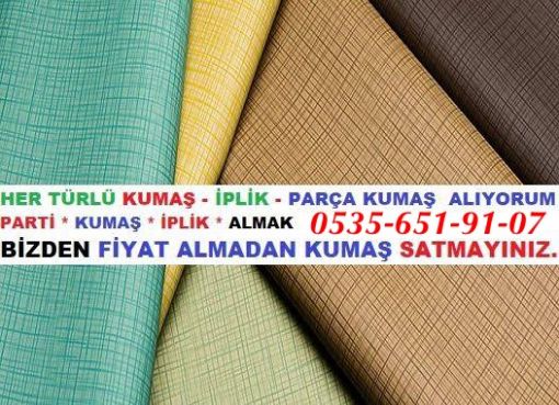  Kumaş Alan Firmalar Nelere Dikkat Etmeli? 2 Kumaş Alan Firmalar İçin En İyi Kumaş – En Ucuz Kumaş Paradoksu 3 Kumaş Alanlar Kimler? 4 Kumaş Satan Firmalar Ne Yapacak? 4.1 1. Kumaş Kalitesi 4.2 2. Kumaş Türü 4.3 3. Renk Haslığı 4.4 4. Uygunluk ve Konum 4.5 5. Kumaş Yıkanınca Çeker mi? 4.6 6. Kumaş Rengi 4.7 7. Kumaş Deseni 4.8 8. Kumaş Ağırlığı Kumaş Alan Firmalar Nelere Dikkat Etmeli?  Kumaş alan firmalar en iyi kumaşı satın almayı ister. Kumaş alanlar, kumaş satan firmaların sunacakları renklere ve desenlere ek olarak daha birçok öğeye dikkat etmeleri gerekiyor. Bu gerekenler liste halinde aşağıda verilmiştir. Her ticarette olduğu gibi tekstil sektörü içerisinde de bazı ipuçları bulunmaktadır. Hep beraber bakalım. Kumaş alan firmalar nelere dikkat etmeli?  Kumaş Alan Firmalar İçin En İyi Kumaş – En Ucuz Kumaş Paradoksu  En iyi kumaşın ne olduğu, kullanılacağı üretim faaliyetinin reel karına göre bazı değişiklikler gösterir. En iyi kumaş, kumaş alan firmalar için en çok para kazandıran kumaştır. Tekstil sektöründeki ticari varlıklar kendileri arasında ekonomik yıpranmalara neden olur. Sektördeki hazır mal talebinin azalması ya da arzın artması sonucunda ortaya çıkan fiyat düşüşü kumaş sektöründe de vardır. En ucuz kumaş nerededir? diye sorarsanız, onu bulmak işte biraz maliyetli bir iş. Zaman maliyeti bulacağın malın sana kazandıracağı kardan daha fazla gelebilir. Ancak bütün kumaş satan yerler dükkanlarında müşterilerini bekliyor. Araştırmakta her zaman fayda vardır.  Kumaş Alanlar Kimler?  Kumaş alanlar, kumaş malını kendi ticaretinde kullanmak ve kar etmek isteyen sermayelerdir. Siz kumaş satan firmalardan biriyseniz elbette alan firmalarla da ilişkiniz bütünlükte olmalı.  Kumaş Satan Firmalar Ne Yapacak?  Konu dağılmadan: “kumaş alan firmaların dikkat etmesi gerekenler” meselesine geri dönmekte yarar vardır. Kumaş alırken en iyisini istersiniz, ancak bazen seçenekler çoktur ve bir mağazada olduğunuzda biraz kafa karıştırıcı olabilir. Büyük ihtimalle sizi etkileyebilecek ilk şey, mağazadaki kumaşların rengi ve desenleri olacaktır. Bununla birlikte, bu ilk bakış psikolojisi kumaş ticaretinin sadece bir unsurudur, En iyi kumaşı satın almanız için dikkate almanız gereken birçok öğe vardır. Kumaş alırken dikkat etmeniz gereken bazı şeyler aşağıda verilmiştir.  1. Kumaş Kalitesi  Kumaş Satan Firmalar Kumaş İpliği Keten, pamuk, polyester veya naylon olup olmadığını kontrol ederken kumaşa dokunulup hissedilir. Kaliteli olup olmadığını hissetmelisiniz. Orijinal kumaşlar kendini belli eder zaten. Özellikle boya, baskı, elyaf, gözyaşı ve benzeri şeyler söz konusu olduğunda kumaş lekesiz olmalıdır. Kalite mükemmel olmalıdır, çünkü kumaşta lekeler varsa, kumaştaki bu kusurlara sahip ürünleriniz olacaktır.  2. Kumaş Türü  Kumaş alan firmaların dikkat etmesi gereken şeylerden biri de kumaşın cinsinin ne olduğudur. Kumaşlar çoğunlukla doğal, sentetik veya her ikisinin bir karışımı olarak kategorize edilir.  Doğal kumaşların meşhur örnekleri; pamuk, keten, kot, deri, ipektir. Sentetik kumaşlar, polyester kumaş, naylon vb. Doğal ve sentetik elyaf karışımı olan kumaşlar, mükemmel durumda oldukları sürece kıyafet yapmak için de mükemmeldir. Bu nedenle, kendinize, her ikisinin bir karışımı olan doğal, sentetik veya kumaşlar satın almak isteyip istemediğinizi sorun.  Doğal kumaşlar sentetik olanlara kıyasla daha pahalıya mal olur, bu nedenle buradaki bütçeniz de rol oynayacaktır.  3. Renk Haslığı  Kumaş Satanlar Top Kumaş Fotoğrafı Kumaşınızı tekrardan kontrol ederken, rengin eksi noktalar veya çizgiler barındırmadığından emin olun. Kumaşı yakından inceleyin ve düzensiz boyama belirtilerini not edin.  Özellikle katlama çizgisinde renk solması olan herhangi bir alan fark ederseniz, o kumaşı almanız tavsiye edilmez. Kumaşın bazı kısımlarında açık renkler gördüğünüzde, kumaşın bir tasarımı olmadıkça, satın almayın. Çünkü bu, kumaşı yıkarken rengin solma yapacağının bir işaretidir.  Test etmeniz gerekiyorsa, nemlendirdiğiniz beyaz bir mendil veya pamuk topu kullanabilirsiniz. Daha sonra kumaşa sürün, eğer renk sürdüğünüz pamuğa veya mendile geçtiyse, kumaş iyi kalitede değildir. Alırken bir kez daha düşünmekte fayda vardır.  4. Uygunluk ve Konum  Kumaşı alırken muhtemelen imalat yapmak için veya direkt olarak satmak için bazı planlarınız var. O zaman kumaşın uygunluğunu tespit etmek zorundasınız. Örneğin, yün kumaş ile mayo yapamazsınız. Bunu yapmak için kumaşları seçerken giysilerin giyileceği yeri ve cilde olacak etkisini düşünmelisiniz. Aynı zamanda mevsim ve iklim şartları da kumaşı seçerken dikkat edilmesi gereken bir taraftır. Yün kumaşı ile yapılmış bir kıyafeti çöl gezintileri için seçemeyiz. Diğer bir perspektiften, şifon kumaşı ile yapılan bir giysi ile kesinlikle soğuk bölgelerde gezemeyiz. Pamuklu kumaş, cildi soğutmak için mükemmel olduklarından yazlık giysiler için mükemmel olacaktır. Aynı zamanda kış için yünlü kıyafetler tercih edilir.  5. Kumaş Yıkanınca Çeker mi?  Parça Kumaş Sarma Parça Kumaş Fotoğrafı Kumaşı seçerken büzülme faktörünü göz önünde bulundurmalısınız. Yıkandıktan sonra kumaşın küçülüp küçülmeyeceğini bilmelisiniz. Her kumaş farklı şekilde küçülür.  Güvenli tarafta olmak için, kumaşın %10’u kadar preshrunk içeren bir ifade yer almalıdır. Eğer işinizi garantiye almak istiyorsanız size sorun çıkarmayacak bir preshrunk kumaş düşünebilirsiniz. Preshrunk kumaşlarda “Sanforised”, “Merserised” vb. etiketler bulunur. Merserize çorap ifadesi buradan gelir.  6. Kumaş Rengi  Kumaş Alanlar Poplin Kumaş Fotoğrafı Özellikle kendi elbisenizi yapmak için kumaş seçiyorsanız, kumaşın rengi daha çok önem kazanır. Elbiseyi daha da güzelleştirmek için cilt tonunuza uygun bir renk seçmeniz gerekir. Bir düğüne gidecekseniz, bunun için kumaş satın alıyorsanız, kumaş renginin düğün temasına uygun olması en iyisidir.  Kumaş satan firmaların dükkanına gitmek icap ettiğinde, gün batımından sonra değil, gün ışığında kumaş satın alma işinizi tamamlayın. Yapay aydınlatma bazı durumlarda rengi bozabilir, kafanızı karıştırabilir. Bu nedenle yanılmamak için doğal ışığa ihtiyacınız vardır.  Kumaşı satın aldıktan sonra yanlış renk olduğunu fark ettiğinizde geri verirken problem yaşama ihtimaliniz olduğunu unutmayın. Hele ki parça kumaş alıyorsanız bu ihtimal daha da artacaktır. Belki geri iade için gittiğiniz de kabul etmeyecekler. Bu sefer malzemenin doğru rengini almak için tekrar harcama yapmak zorunda kalacaksınız. Bu gerçekten bütçenizi zorlayabilir. Güneş candır.  7. Kumaş Deseni  Kumaş Alan Firmalar Desenli Kumaş Ekranda çeşitli çekici desenleri gördükten sonra desenli kumaş satın almayı düşünebilirsiniz. Bu kumaşlarda kesim esnasında desen tekrarı olacak. Bunu dikkate alarak alışverişinize devam edin. Kumaş üzerindeki motifler, özellikle dikişlere doğru yerleştirilerek sistematik bir şekilde dağıtılmış olmalıdır.  Giysiyi dikerken kumaşın bozulmadığından emin olun. Desenler söz konusu olduğunda, sonunda ortaya çıkan elbise ile elde etmek istediğiniz elbise arasında fark olabilir. Astar bölümlerini göz ardı etmeyin. Usta biriyseniz bunu hızlıca anlayabilirsiniz. Desenlere odaklanırken moda görünümünü en iyi temsil edecek bir deseni seçmenizi öneririz.  8. Kumaş Ağırlığı  Kumaş ağırlığı çoğu durumda elyaf tipi, dokuma cinsi vb. faktörlerle ortaya çıkmaktadır. Kumaşın ağırlığı 60-700 arasında değişebilen GSM ile gösterilir. Örneğin, bir denim kumaşın, doku türüne bağlı olarak 400 GSM’si olacaktır.  Daha yüksek bir kumaş ağırlığının, kumaşın kaliteli olduğu anlamına gelmediğini unutmayın. Kumaş ağırlığı esas olarak uygunluğu etkiler. Kumaş ağırlığını bilmek, çeşitli kumaş türlerini karşılaştırmanıza ve belirli durum ve ortamlardaki giysiler için en iyi kumaşa karar vermenize yardımcı olur.  Yukarıdaki liste sayesinde, kumaş satın almak artık daha güvenli. Kumaş alacak biri için hayati öneme sahip bir yazı. Dikkatli ticaretler